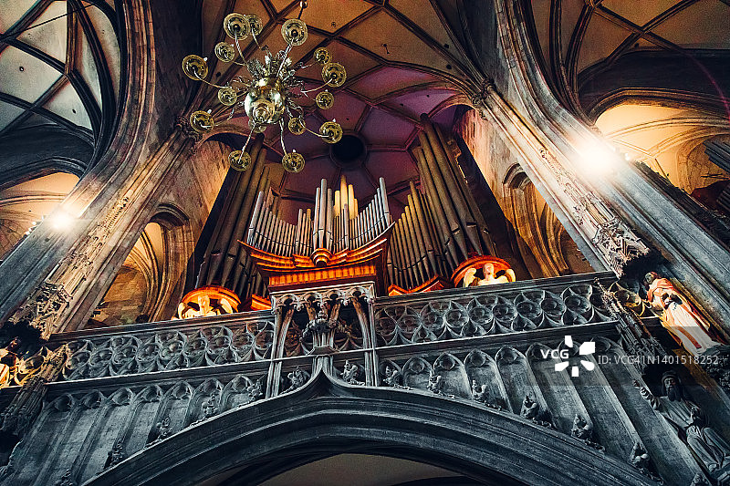 大教堂管风琴仰视图图片素材