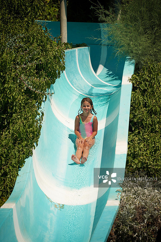 女孩在公共水上乐园玩耍图片素材