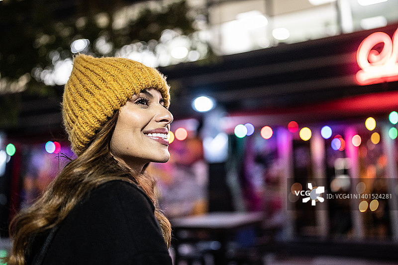 街上的年轻女子图片素材