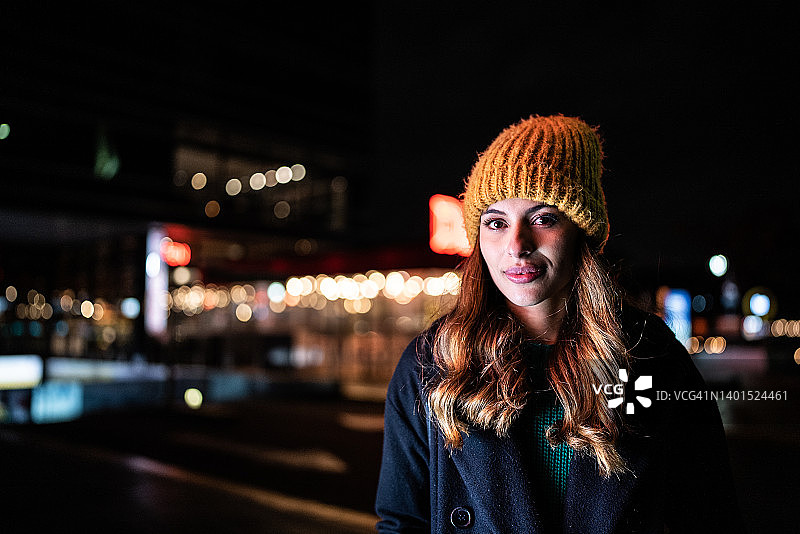 街头年轻女子肖像图片素材