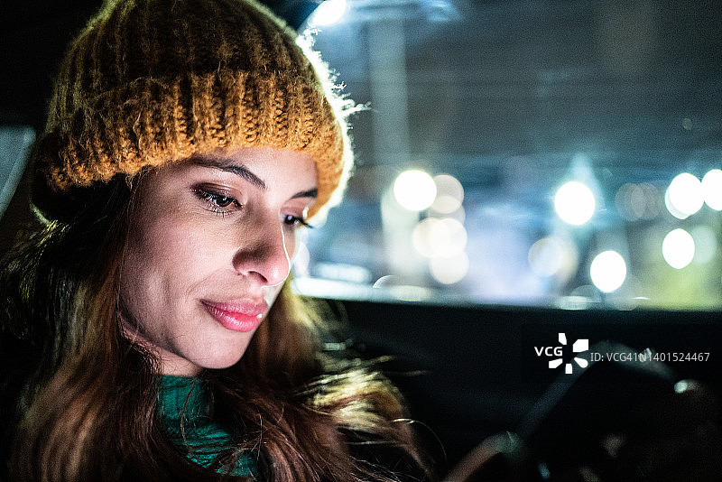 年轻女人在车内使用手机图片素材