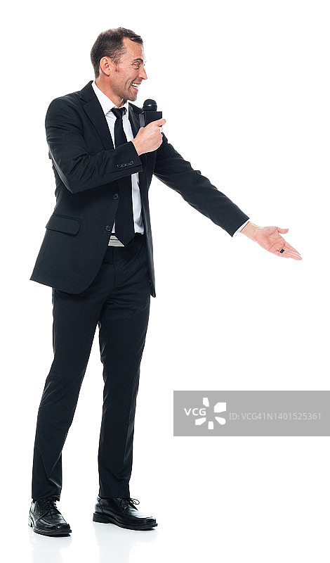 在白色背景下穿商务装手持麦克风的年轻白人演讲者图片素材