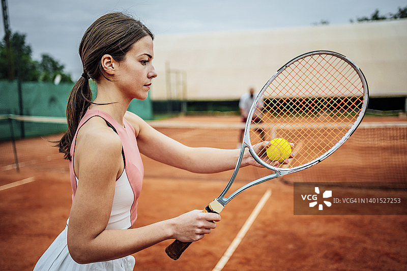 年轻女子打网球图片素材