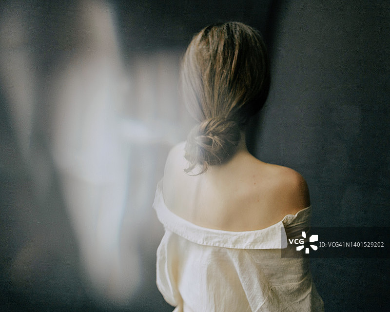 年轻女子裸露肩膀的背影图片素材