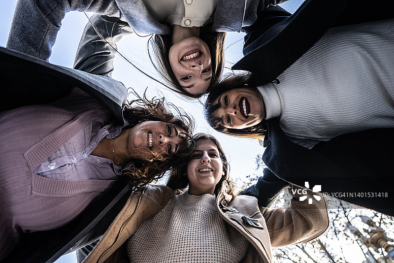 四个快乐朋友的仰视视角图片素材