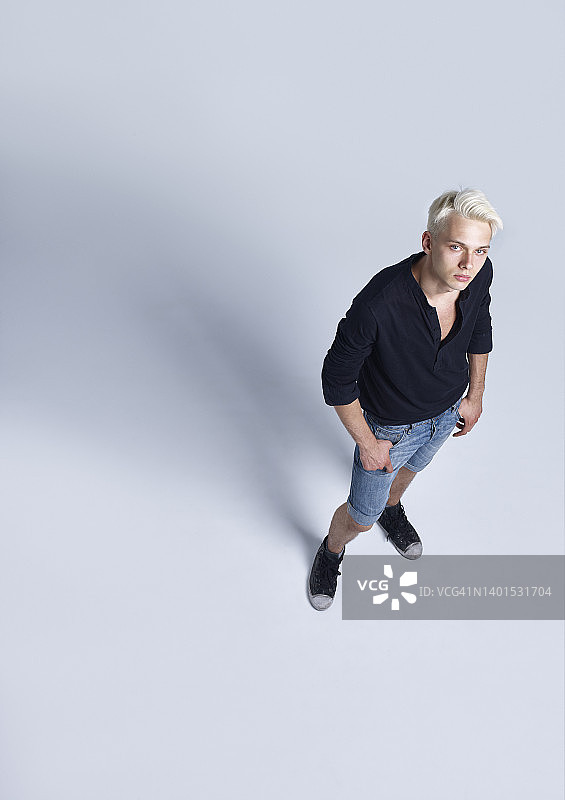 从上方看到的等待的男人图片素材