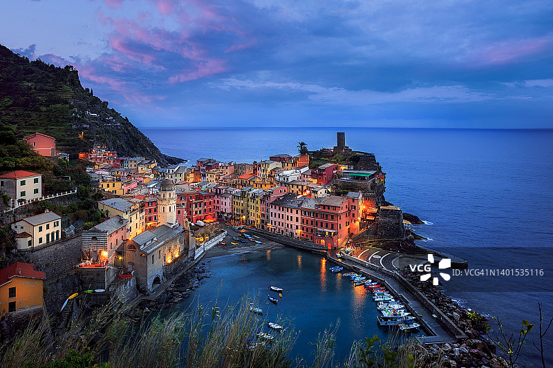 意大利五渔村韦尔纳扎黄昏全景图片素材