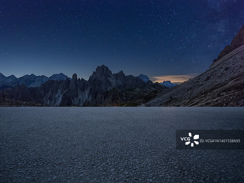 夜晚的多洛米蒂山脉图片素材