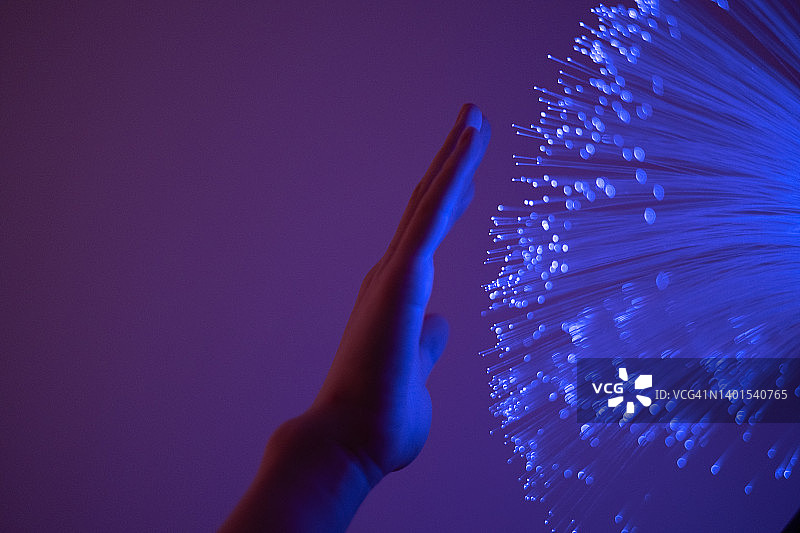 手指触摸纤维特写图片素材