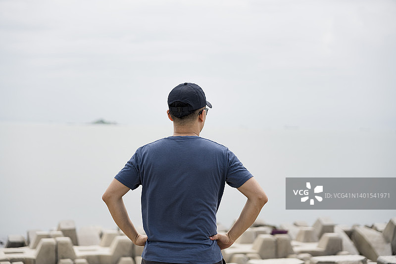 社会工作者志愿者在海边收集垃圾图片素材