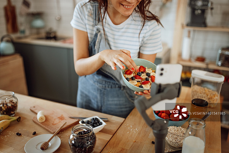 年轻漂亮的素食美食视频博主在工作图片素材