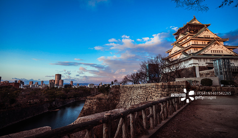 从桥上眺望日本大阪城日落图片素材