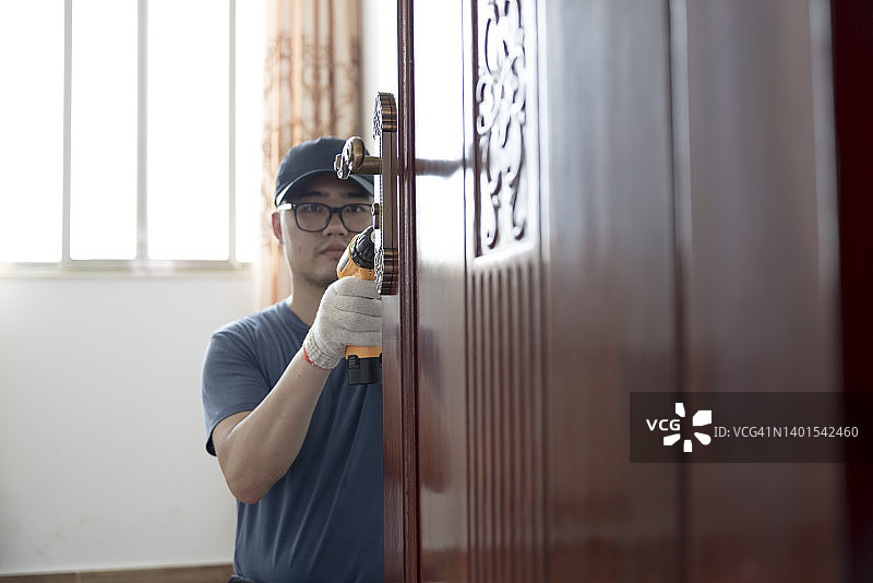 社会工作者正在帮助修理门把手图片素材