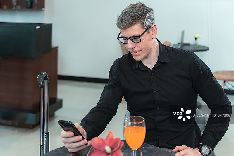 商人在机场等待飞机图片素材