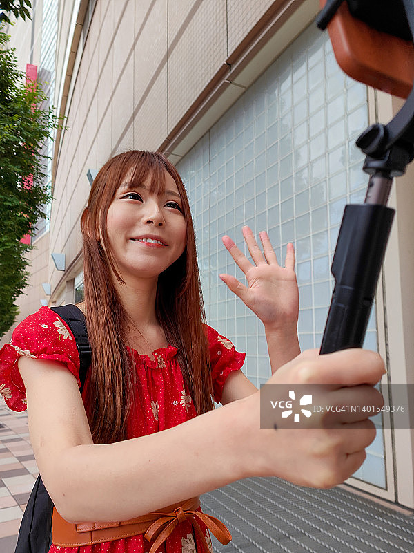 年轻女人在城市里直播图片素材