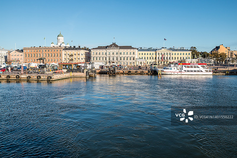 从海上看赫尔辛基天际线图片素材