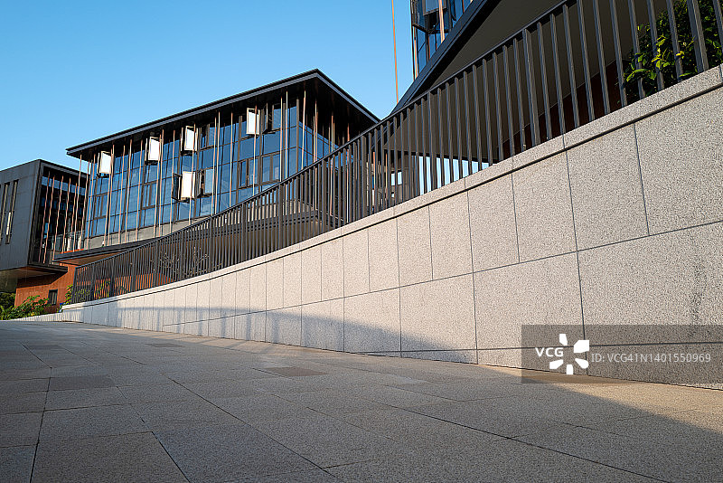 办公区空旷的石板路低角度景观图片素材