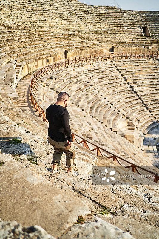 游客在古剧院中步行图片素材