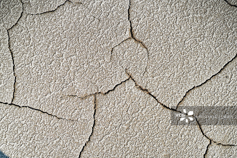 白天盐湖干燥开裂的表面图片素材