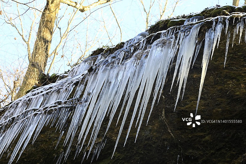 流水凝结成冰柱图片素材