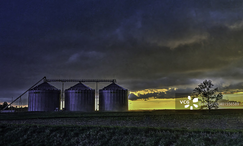 大平原上的暴风雨日落图片素材