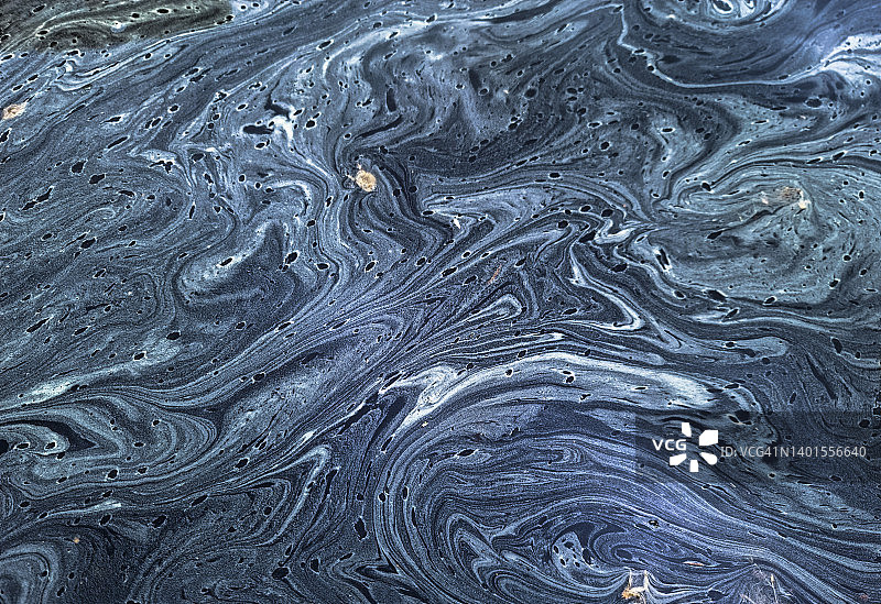 水面上美丽的灰色和蓝色污渍图片素材