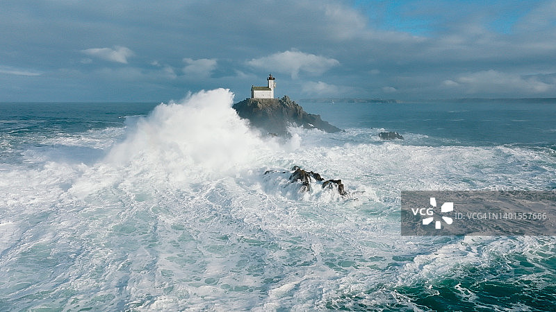 暴风雨中泰韦内克灯塔的鸟瞰图图片素材