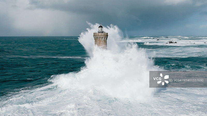 风暴和巨浪中的富尔灯塔鸟瞰图片素材