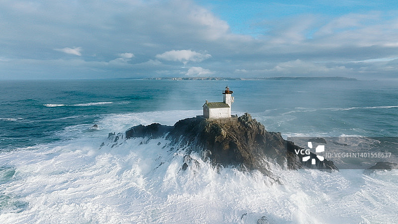 暴风雨中泰韦内克灯塔的鸟瞰图图片素材