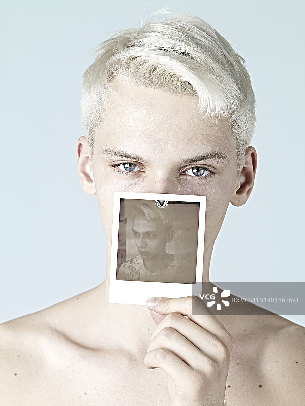 男子自拍宝丽来照片图片素材