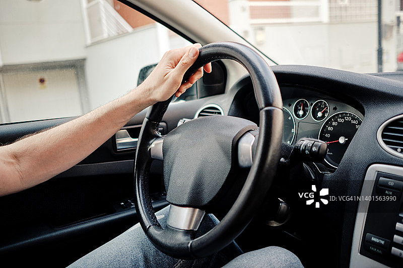 男人开车的局部照片图片素材