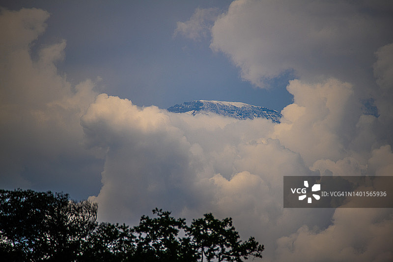 梅鲁火山，阿鲁沙国家公园，坦桑尼亚阿鲁沙图片素材