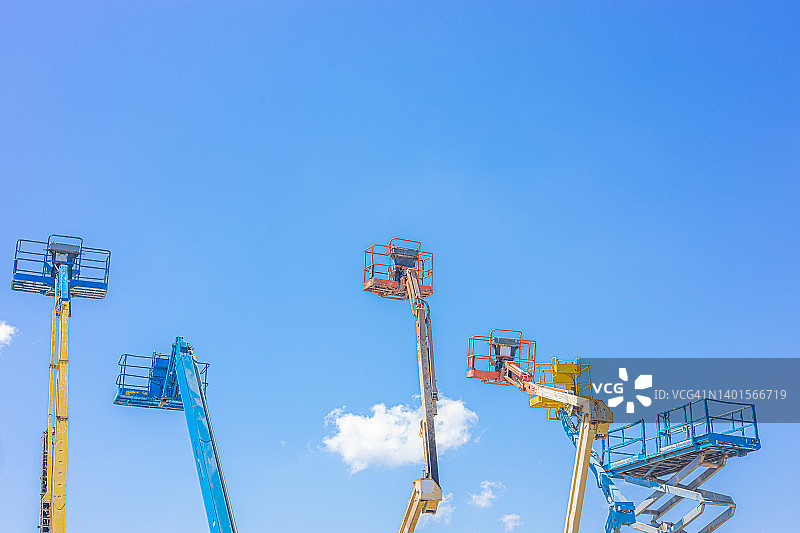 铰接式升降机、剪叉式升降机和高空作业平台图片素材
