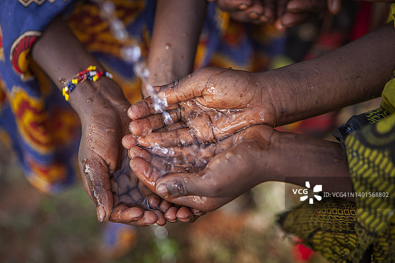 非洲儿童在寻找饮用水图片素材