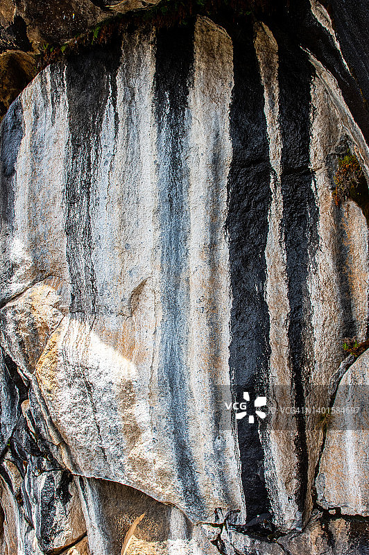 乞力马扎罗山高岩壁洞穴：前往马文济小屋的徒步之旅图片素材