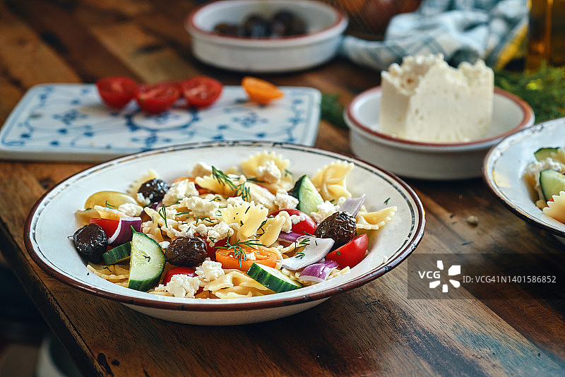 希腊沙拉配蝴蝶面、番茄、黄瓜、甜椒、橄榄和菲达奶酪图片素材