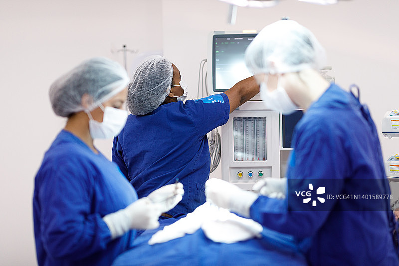 护士在手术中检查设备图片素材