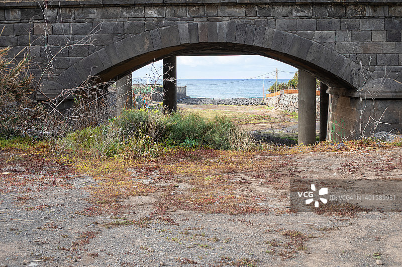 海岸上的石桥图片素材