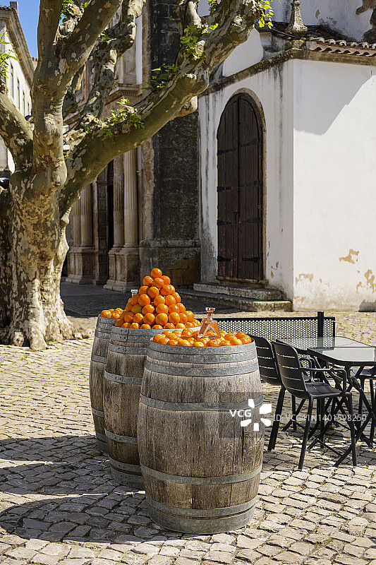 葡萄牙奥比多斯圣佩德罗广场上展示的橙子图片素材