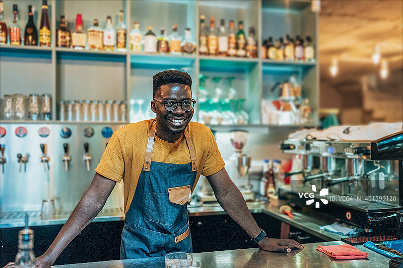 快乐的调酒师图片素材