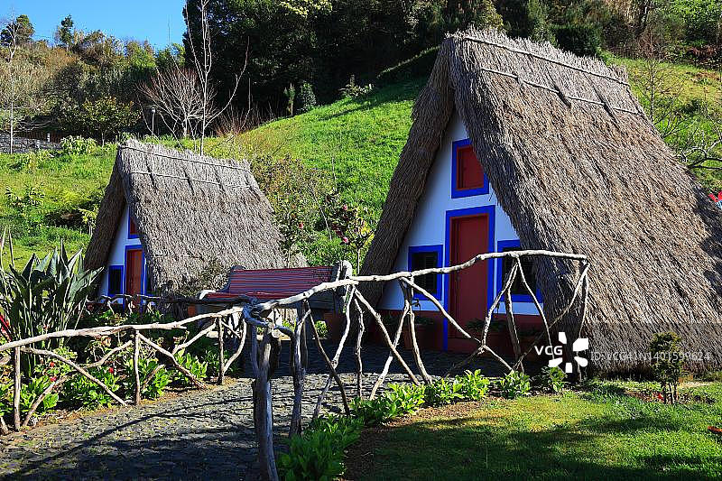 葡萄牙马德拉主题公园桑塔纳历史房屋图片素材