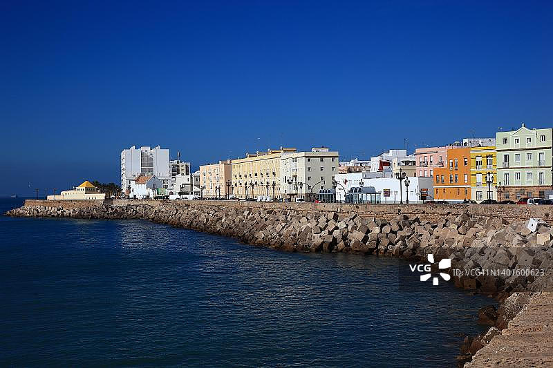 西班牙安达卢西亚，加的斯老城区海滨房屋图片素材