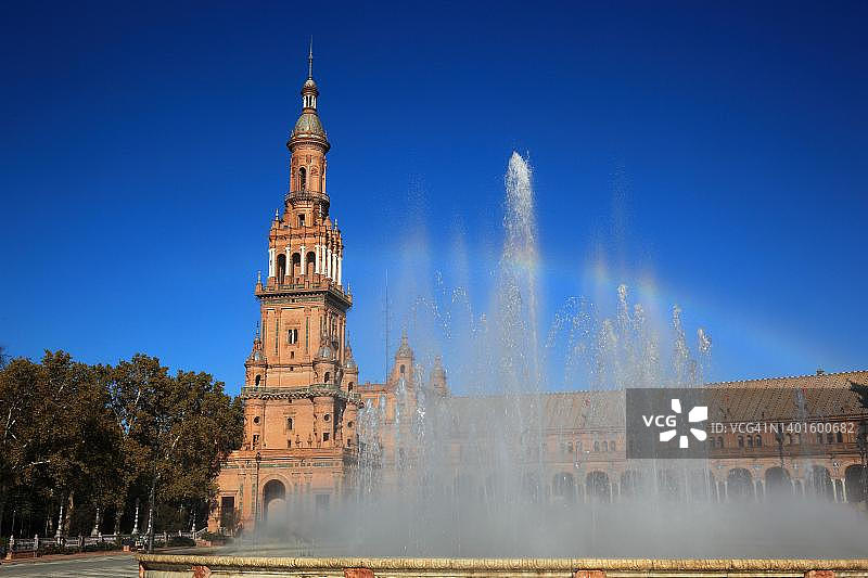 西班牙塞维利亚西班牙广场的北塔和喷泉图片素材