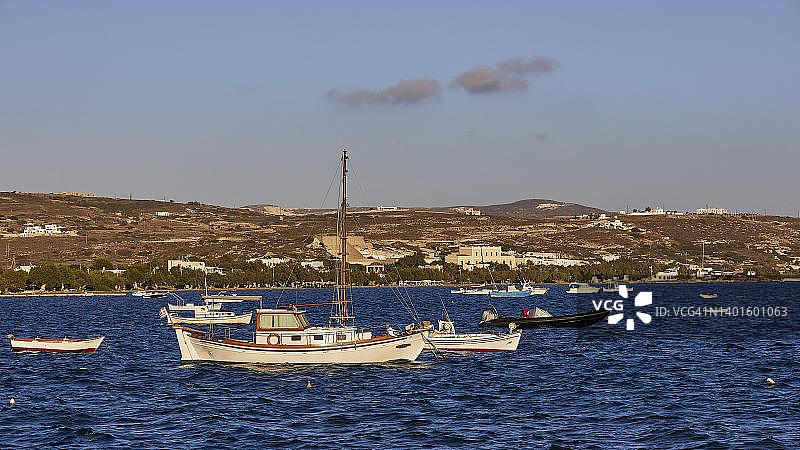 米洛斯岛阿达曼塔斯海湾的傍晚渔船景色图片素材