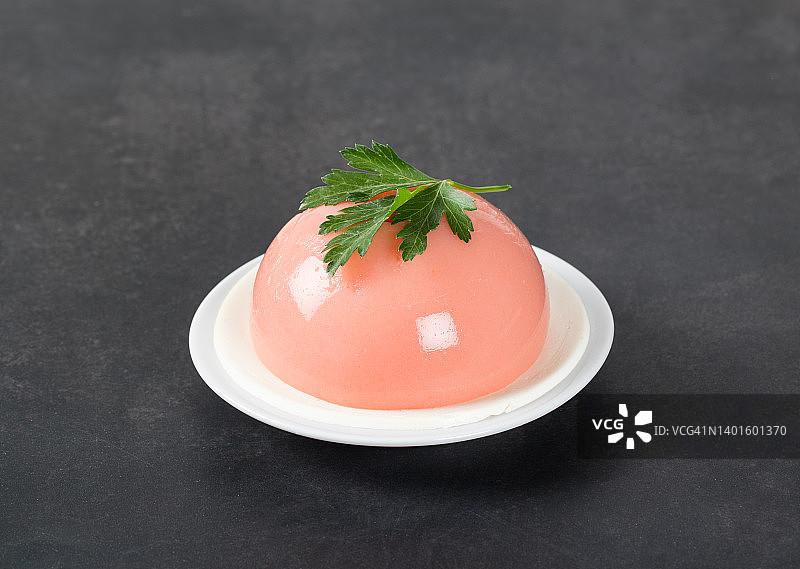 番茄奶油布丁，深灰色背景图片素材