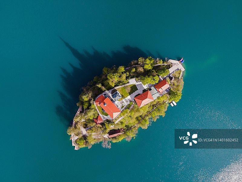 无人机航拍：斯洛文尼亚布莱德湖圣玛丽教堂图片素材