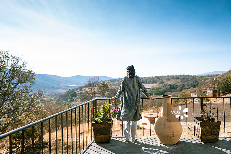 在度假屋欣赏风景的女人图片素材