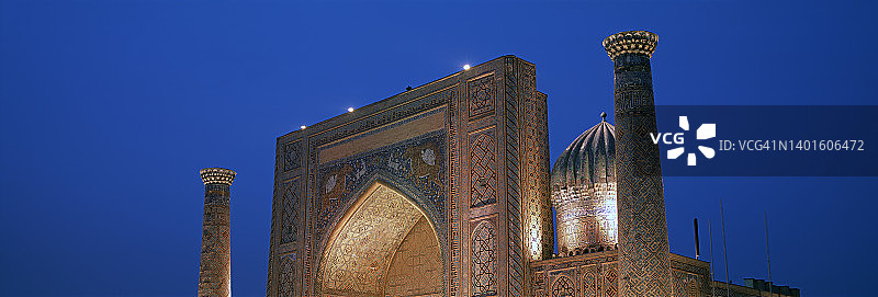 撒马尔罕的希尔-多尔伊斯兰学校夜景图片素材