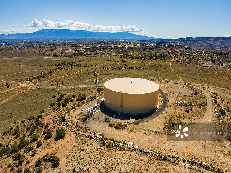 美国西部科罗拉多州干旱沙漠气候的小镇高容积社区水塔和4G和5G蜂窝塔的距离照片系列图片素材
