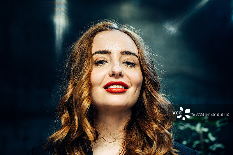 一个美丽的年轻女人的肖像图片素材